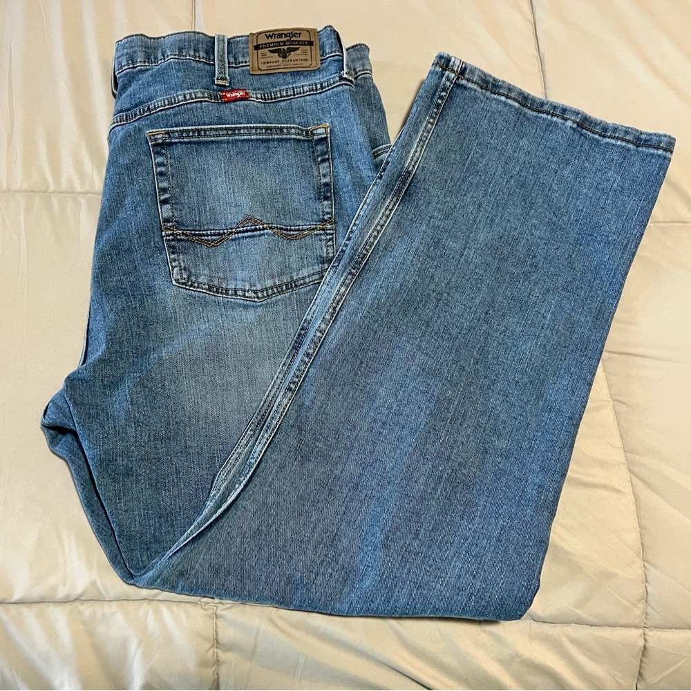 Wrangler Men's Light Blue Relaxed Jeans 40x30
